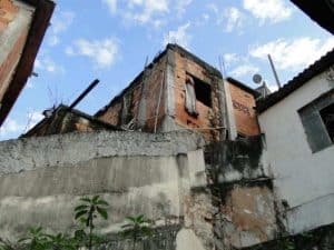 tantas preferências culturais e desejos aceitáveis ​​do que são as casas que é um desafio educar alguém que está se matando tentando se proteger de insetos que vivem em um telhado de palha enchendo a casa de fumaça a ponto de sufocar