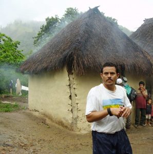 tantas preferências culturais e desejos aceitáveis ​​do que são as casas que é um desafio educar alguém que está se matando tentando se proteger de insetos que vivem em um telhado de palha enchendo a casa de fumaça a ponto de sufocar